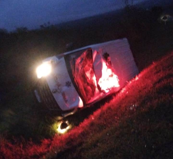 ​Acidente na BA 052: Ambulância de João Dourado Capota, Mas Profissionais de Saúde Saem Ilesos"