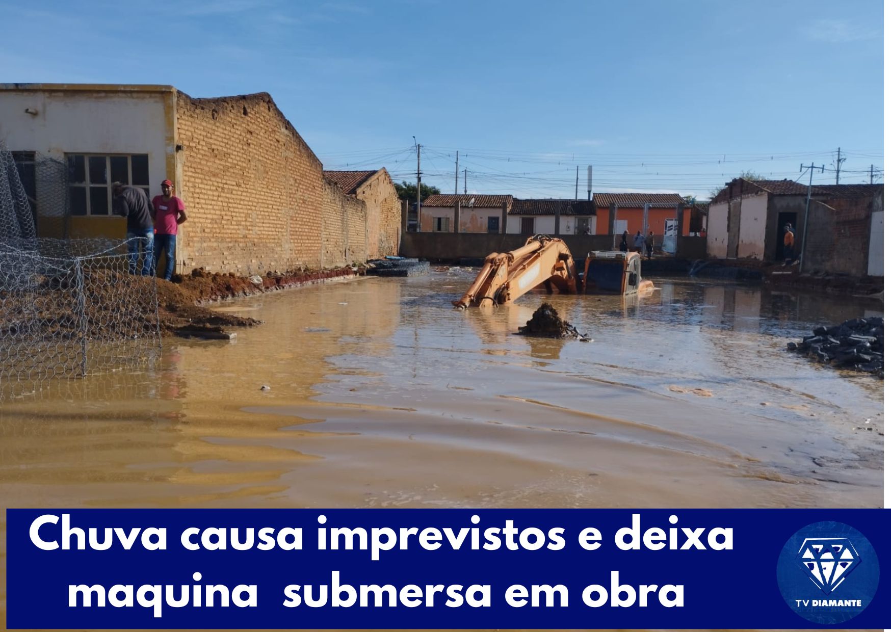 Chuvas causa imprevistos e deixa maquina submersa em obra
